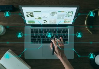 فرص العمل الحر في العصر الرقمي: كيف تبني مسيرة مهنية من المنزل العمل الحر